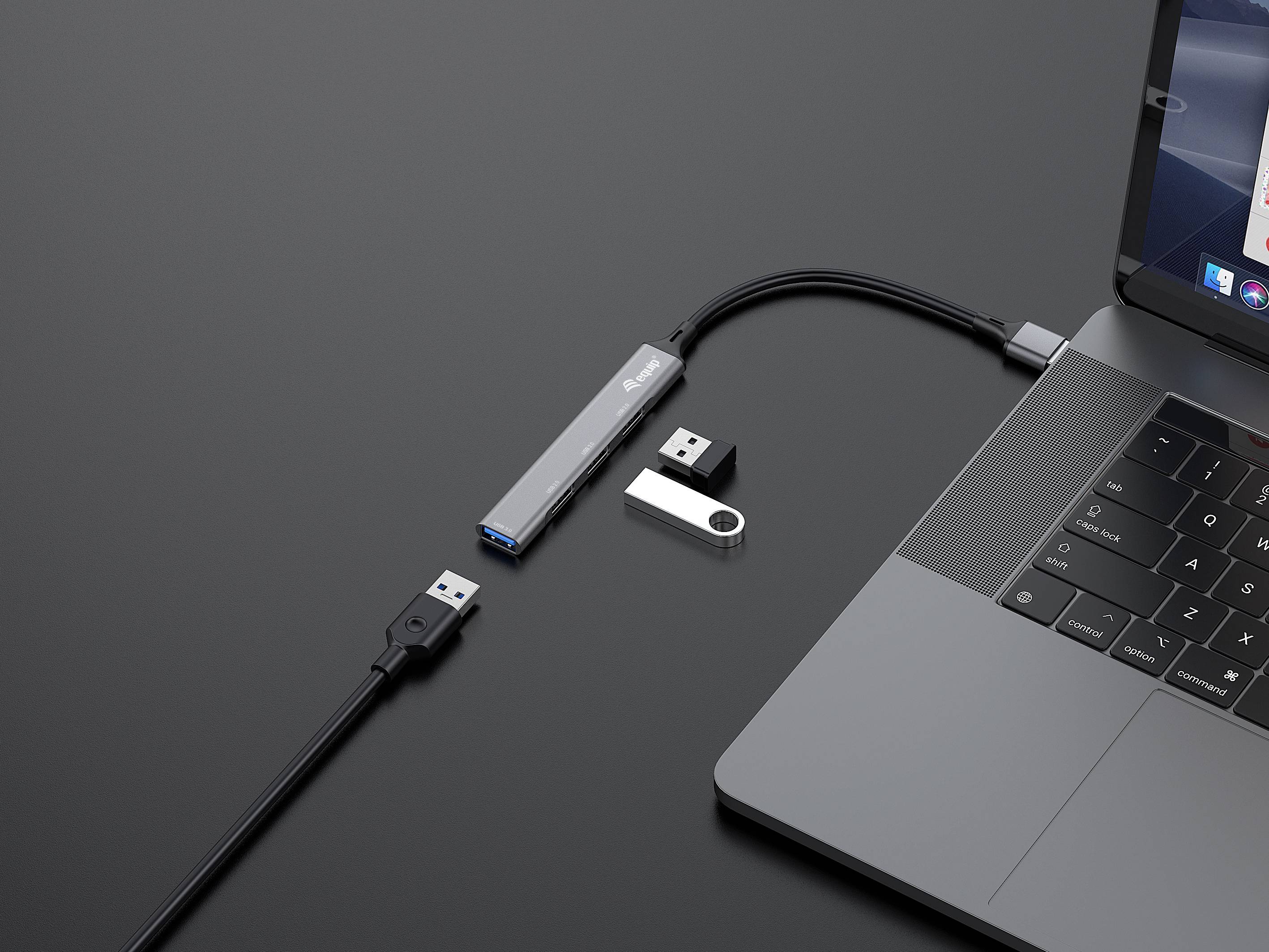 Un hub USB est connecté à un ordinateur portable, plusieurs clés USB sont branchées. L'ordinateur portable a une application ouverte.