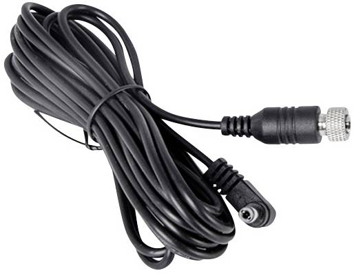 Un long câble noir avec une fiche, enroulé en boucle, est posé sur une surface blanche.