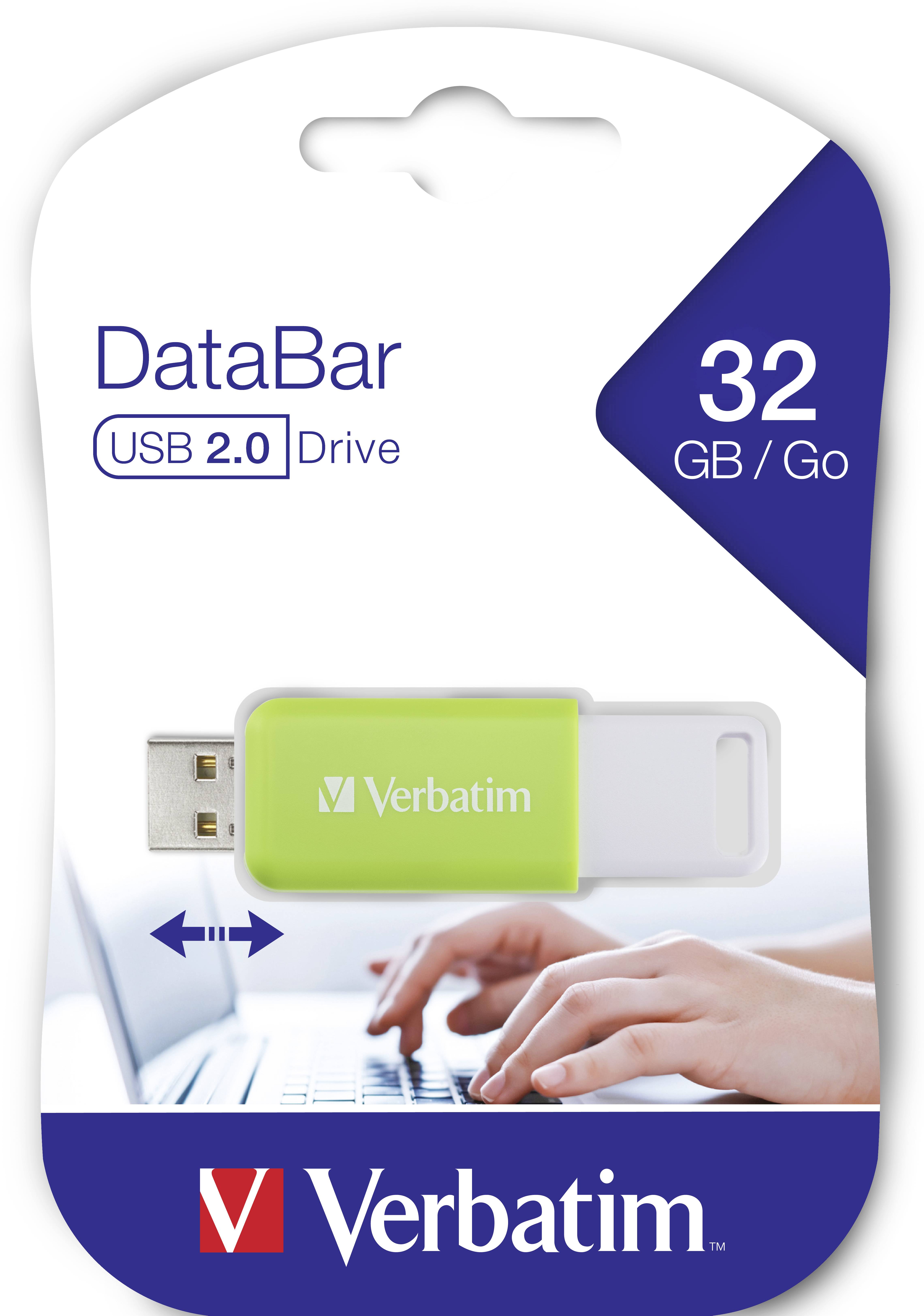 Clé USB de Verbatim, 32 Go, USB 2.0, dans son emballage. Une main tapant sur le clavier d'un ordinateur portable en arrière-plan.