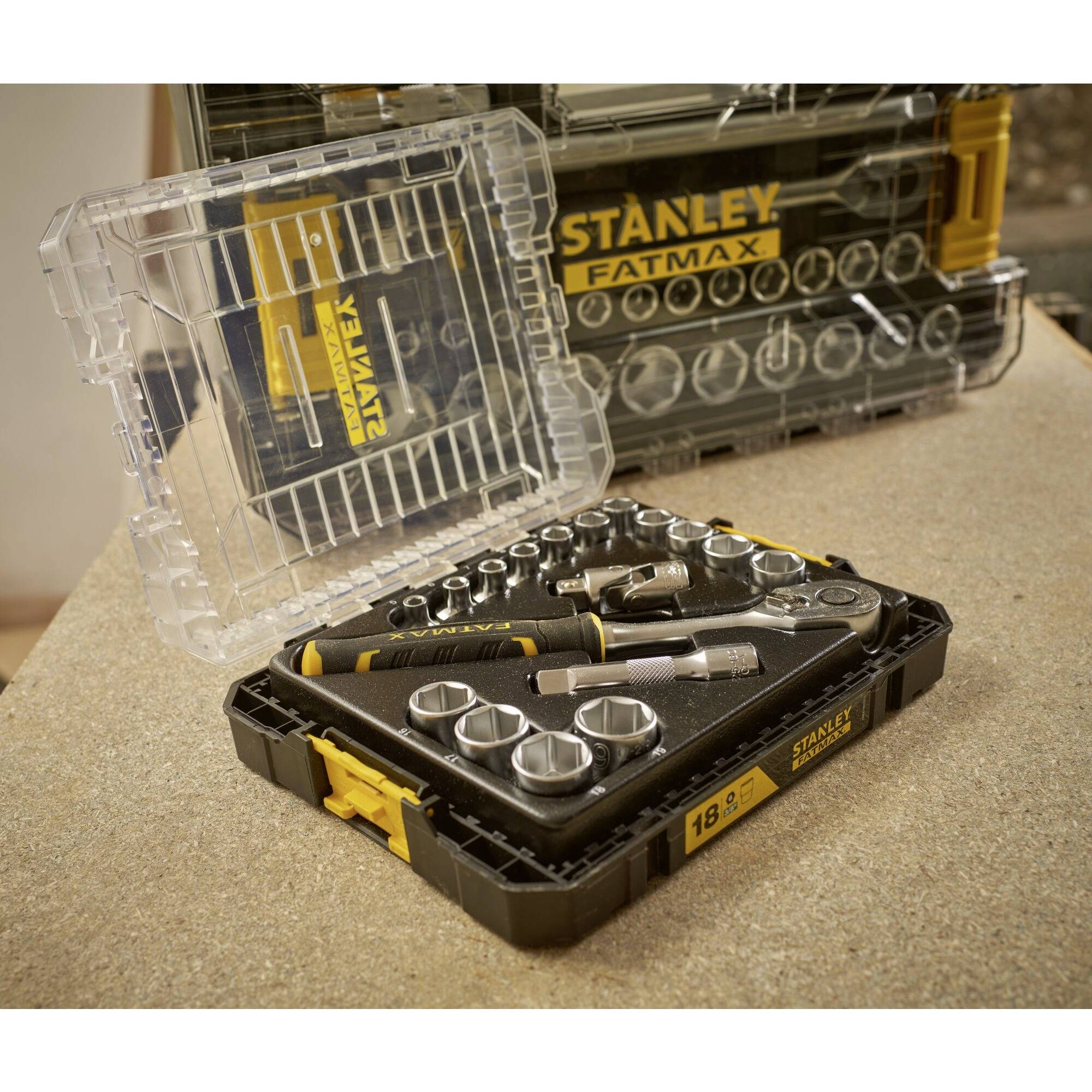 Une boîte à outils ouverte contenant des clés à douille, une clé à cliquet et un tournevis. Inscription « STANLEY FATMAX ».
