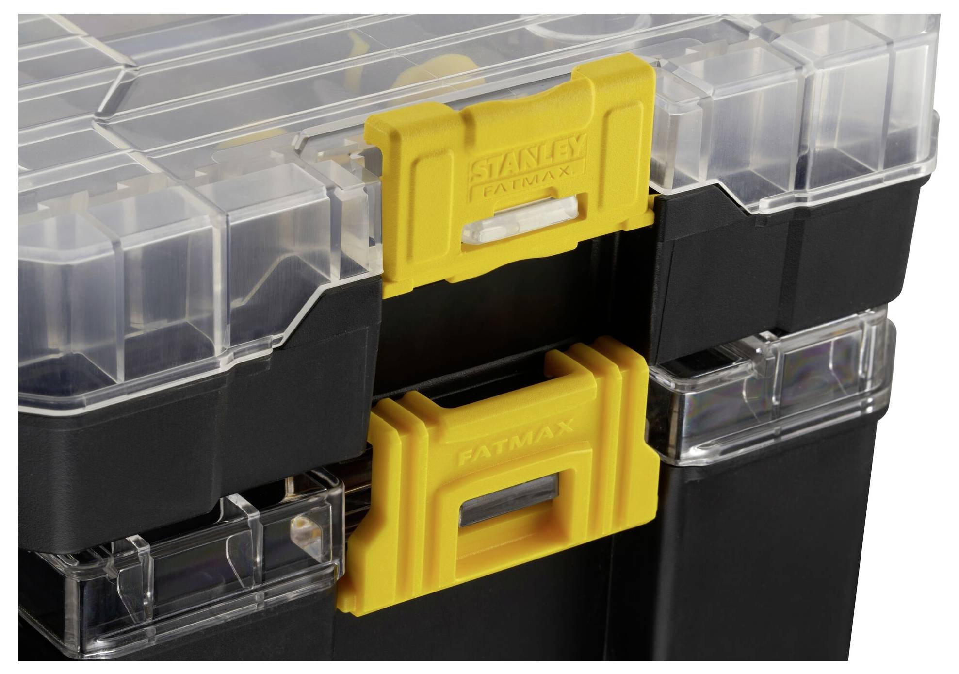 Une valise à outils noire avec des fermetures jaunes et des compartiments transparents en haut.