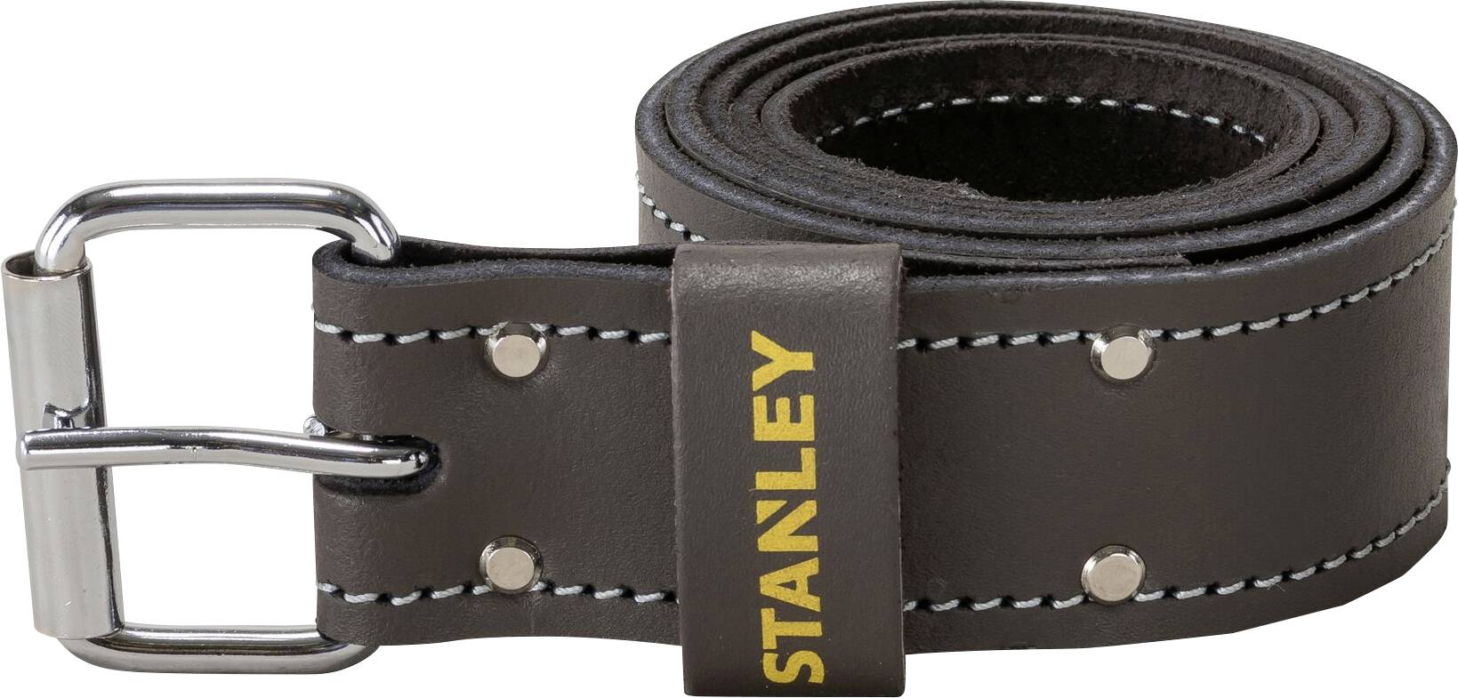 Ceinture en cuir marron foncé avec une boucle en métal, enroulée. Le mot 'STANLEY' est inscrit en jaune sur la ceinture.