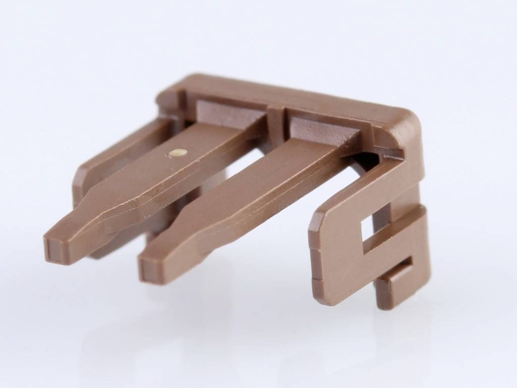 Clip en plastique marron à trois dents, utilisé comme connecteur de composants ou support dans des applications techniques ou mécaniques.