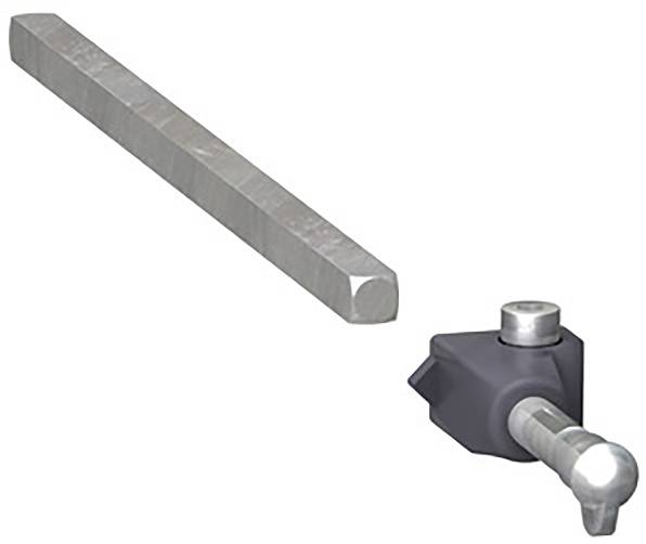 Une longue tige métallique carrée et un support plus petit et plus sombre avec un axe cylindrique.