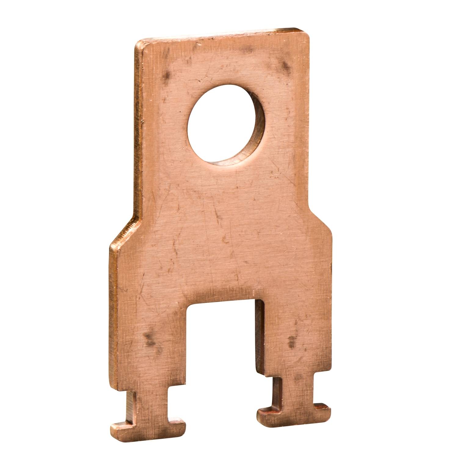 Une pièce rectangulaire en cuivre avec un trou en haut et deux ergots en bas, formant une structure en forme de fourche.