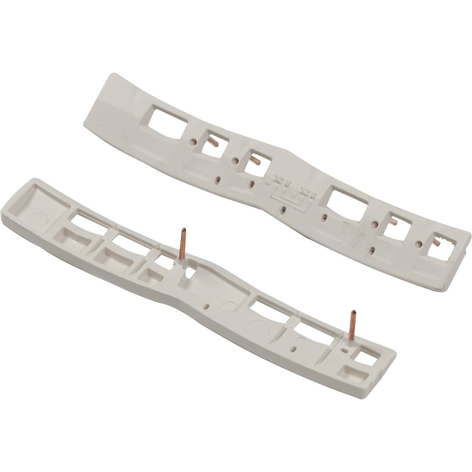 Deux pièces en plastique blanc avec des découpes rectangulaires et de petites chevilles saillantes, probablement des éléments de fixation.