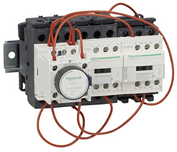 Un contacteur électrique avec plusieurs câbles, monté sur un rail métallique. Le contacteur est connecté à d'autres circuits.
