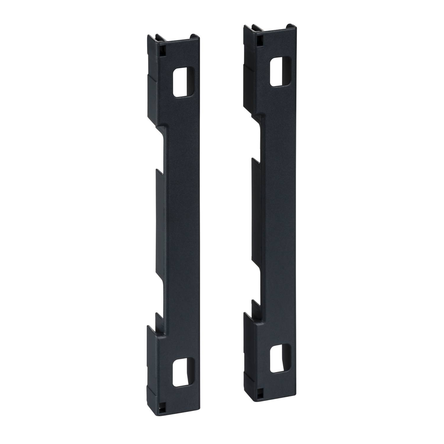 Deux supports noirs en plastique avec des découpes rectangulaires, utilisés pour la fixation et le support de structures.