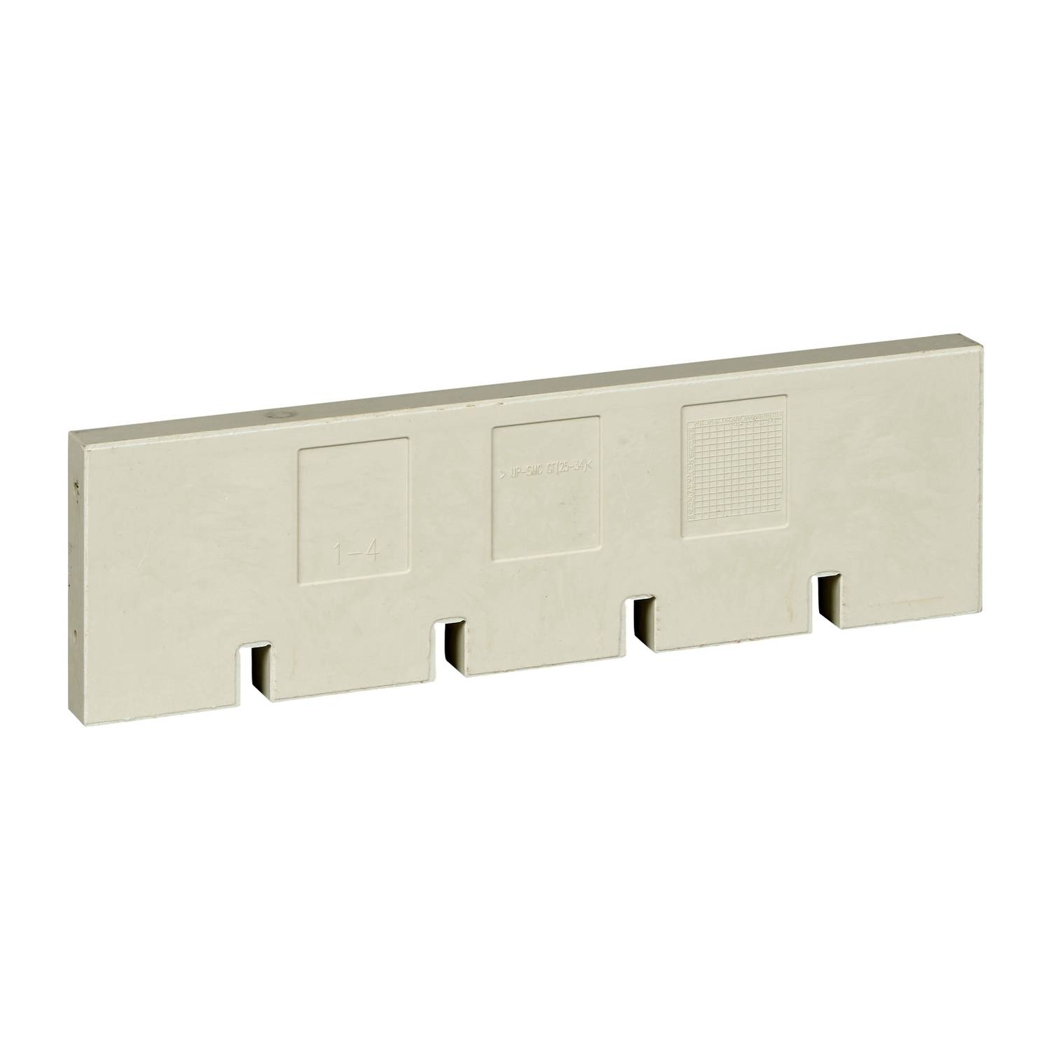 Une protection en plastique beige avec quatre emplacements rectangulaires en bas. Elle sert à couvrir et protéger des connexions électriques.