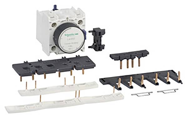 Un ensemble de composants électriques, comprenant un contacteur et plusieurs barrettes de connexion, sur un fond blanc.