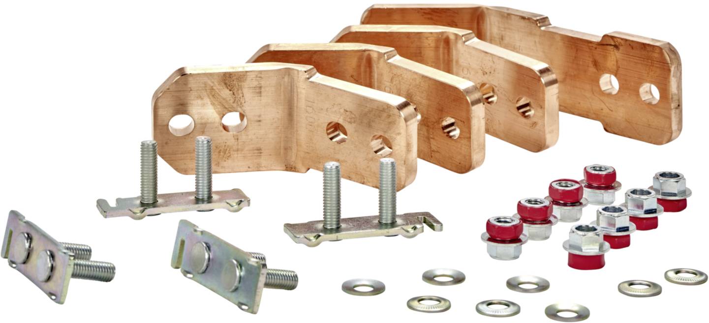 Connexions en cuivre avec écrous, vis et rondelles. Elles sont utilisées pour les connexions électriques et la mise à la terre.