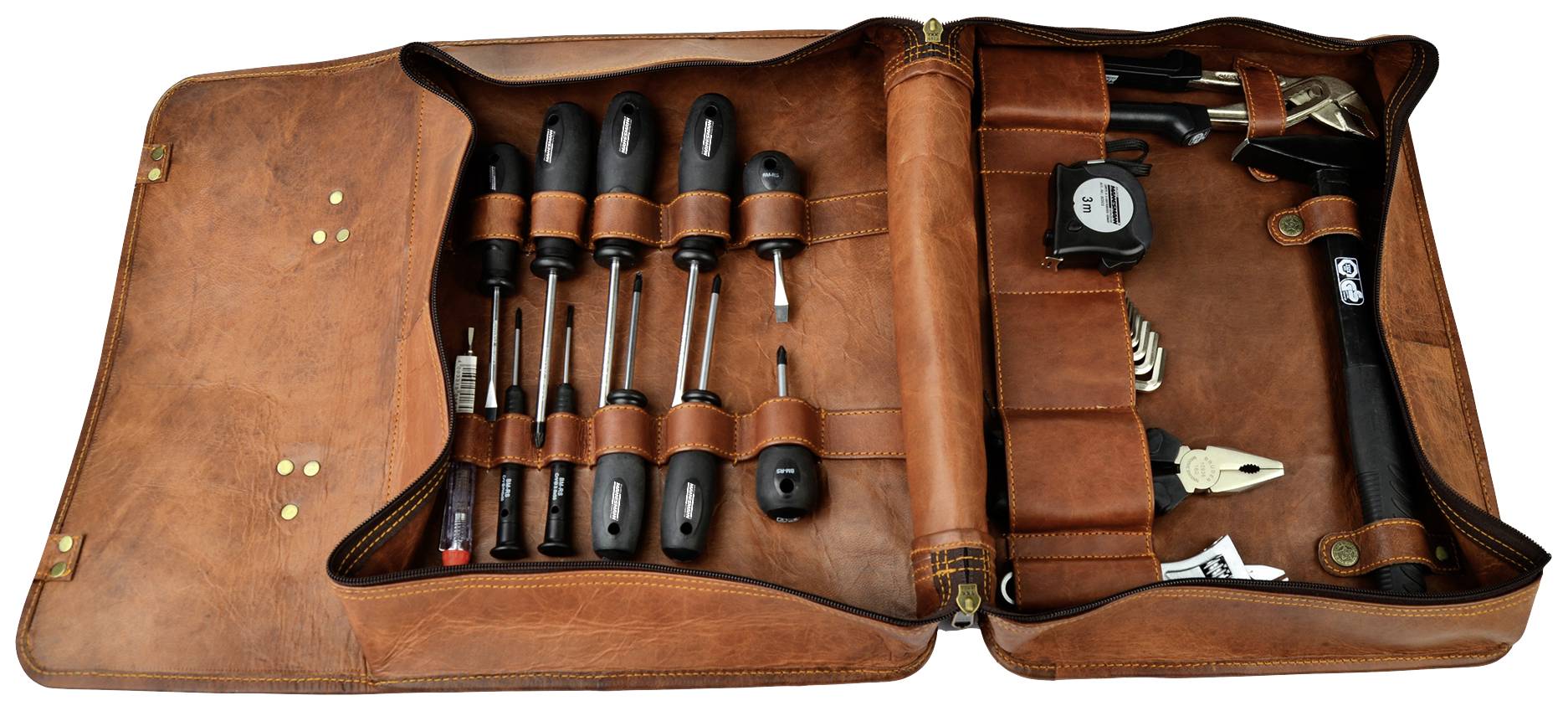Une boîte à outils en cuir ouverte contenant des tournevis, une pince, un mètre ruban et un marteau, soigneusement rangés dans des boucles.