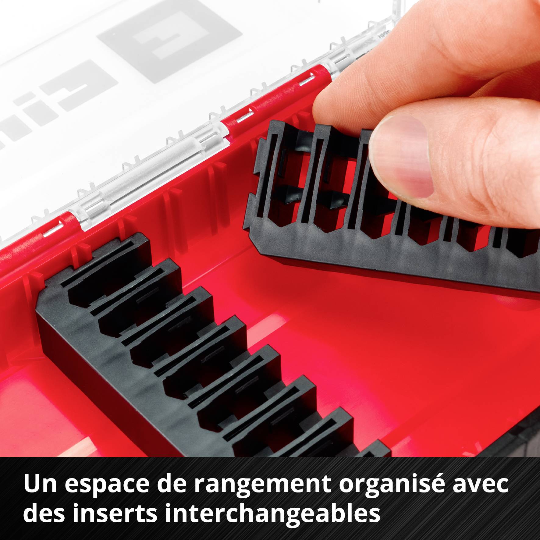 Une main place un insert en plastique noir dans une boîte à outils rouge à compartiments interchangeables. Texte : « Espace de rangement organisé avec des compartiments amovibles ».