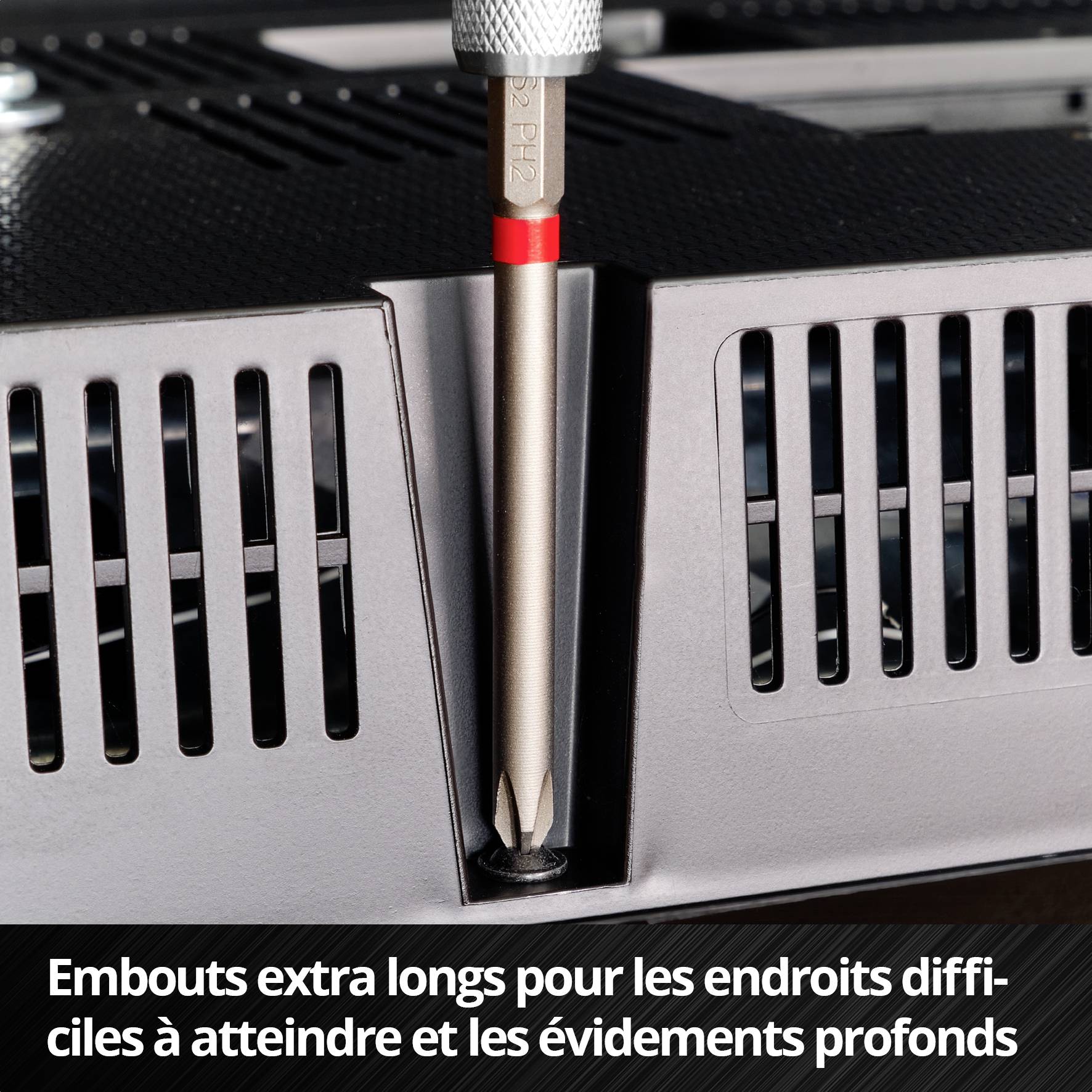 Tournevis long à embout dans une grille de ventilation. Texte : 'Embouts extra-longs pour des endroits difficiles d'accès et des cavités profondes'.