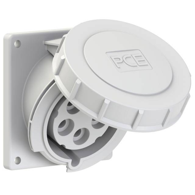Prise électrique blanche et ronde portant le logo 'PCE' sur son couvercle, légèrement entrouverte, révélant cinq contacts circulaires à l'intérieur.