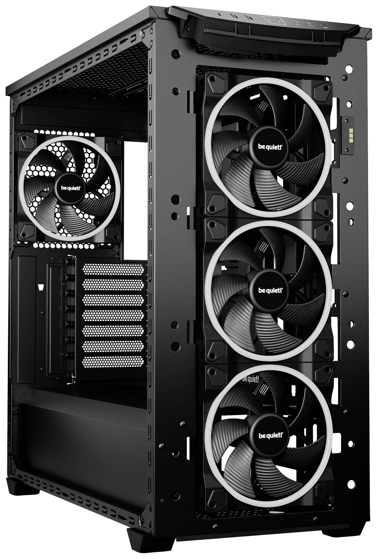 Boîtier d'ordinateur noir avec quatre ventilateurs intégrés, trois à l'avant et un à l'arrière. Nom de marque 'be quiet!' visible sur les ventilateurs.