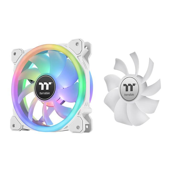 Un ventilateur blanc pour ordinateur avec éclairage RVB, à côté d'une pale de rechange. Le logo affiche 'Thermaltake'. Idéal pour le refroidissement de PC.