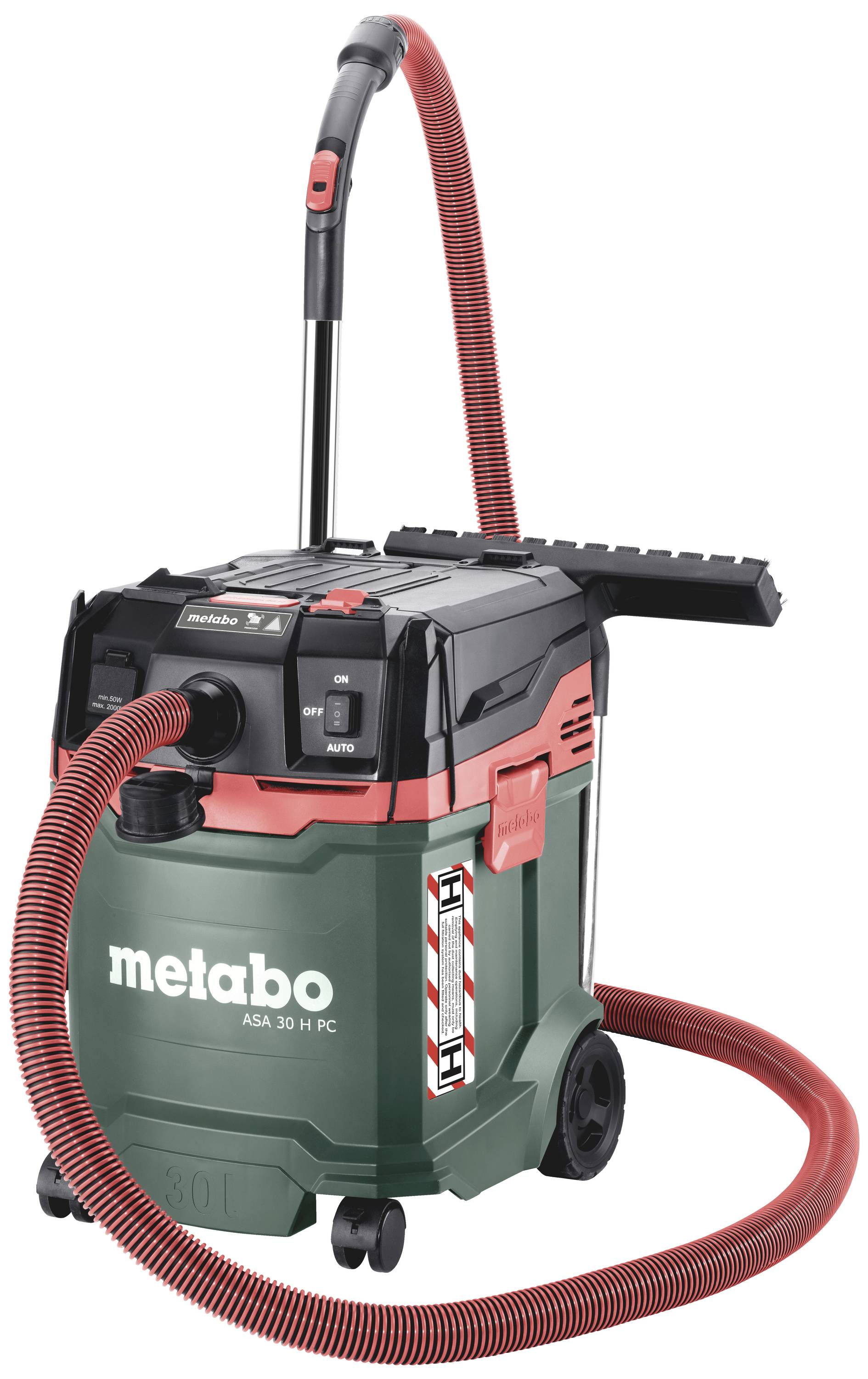 Un aspirateur industriel vert avec un tuyau rouge, un boîtier noir, un interrupteur et une poignée de transport, reposant sur deux roues. Marque 'Metabo'.