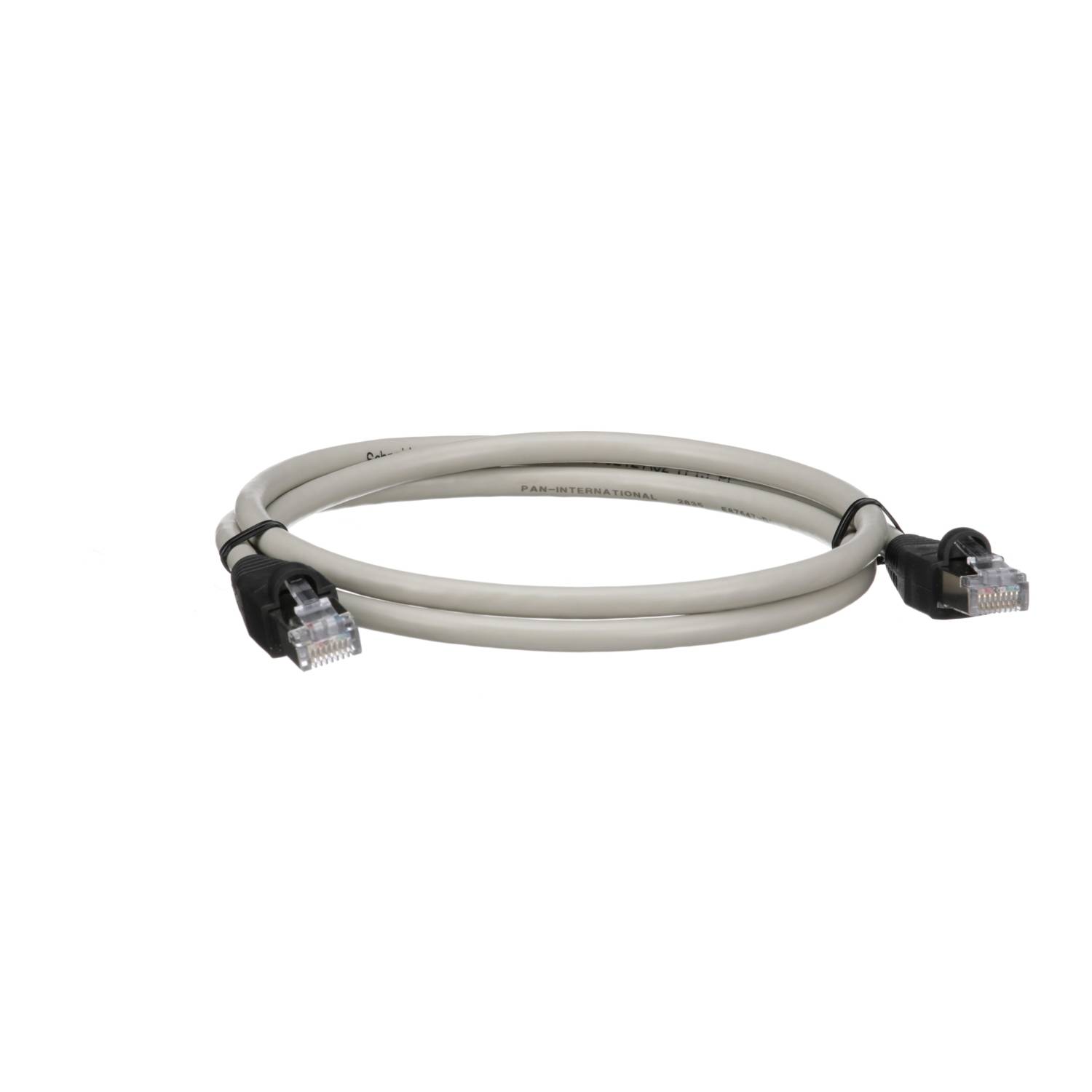 Un câble réseau gris avec deux connecteurs RJ45 à ses extrémités, enroulé, sur fond blanc.