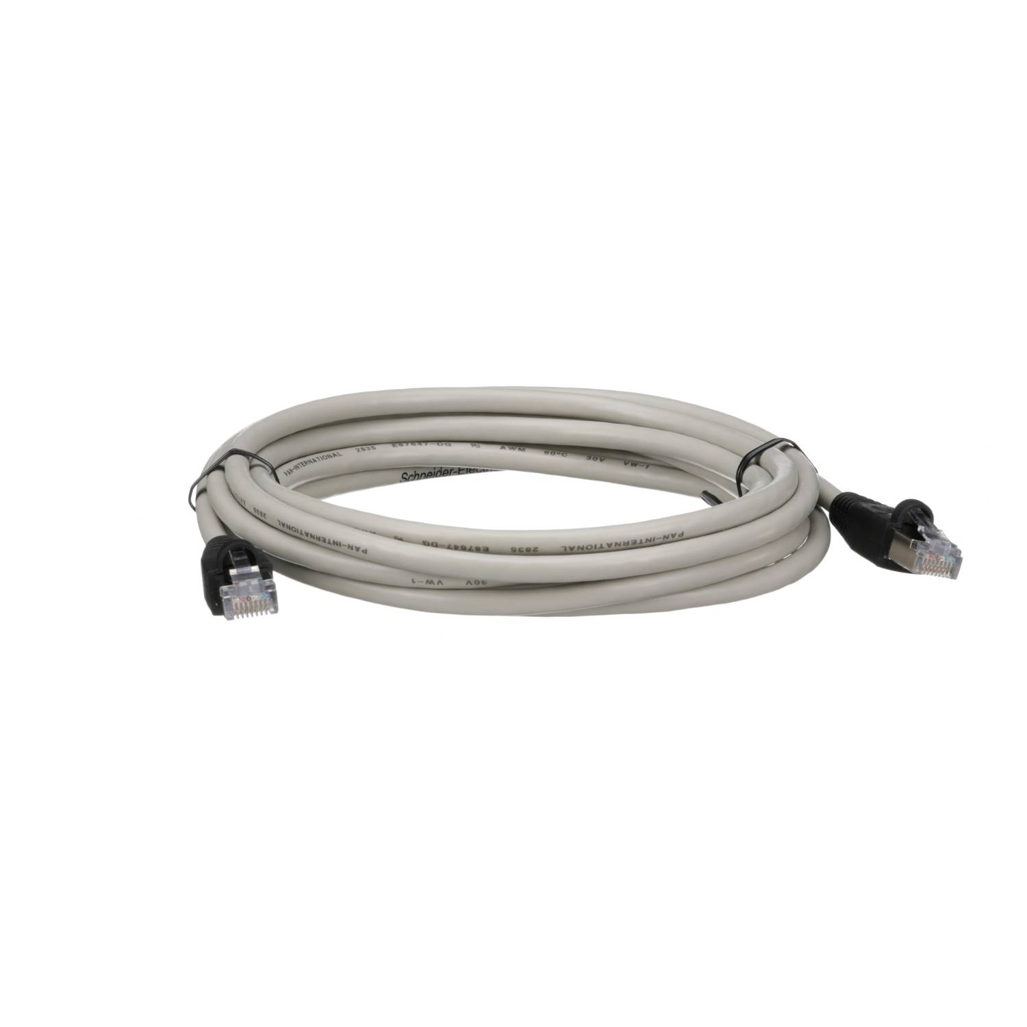 Un câble Ethernet enroulé avec de petits connecteurs argentés à chaque extrémité sur un fond blanc.