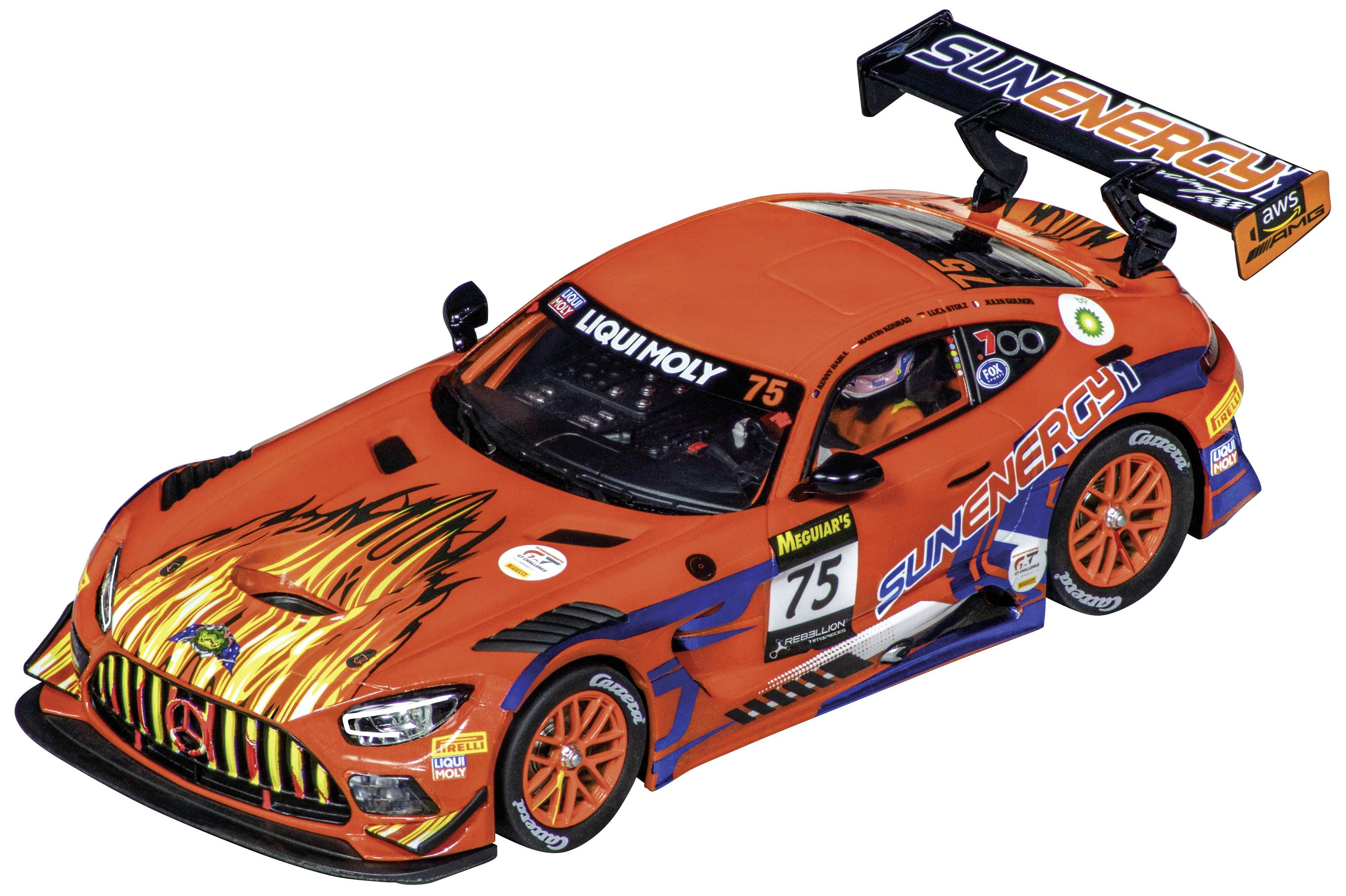 Une voiture de course orange portant l'inscription 'SUNENERGY' sur le côté et des designs de flammes spectaculaires sur le capot.