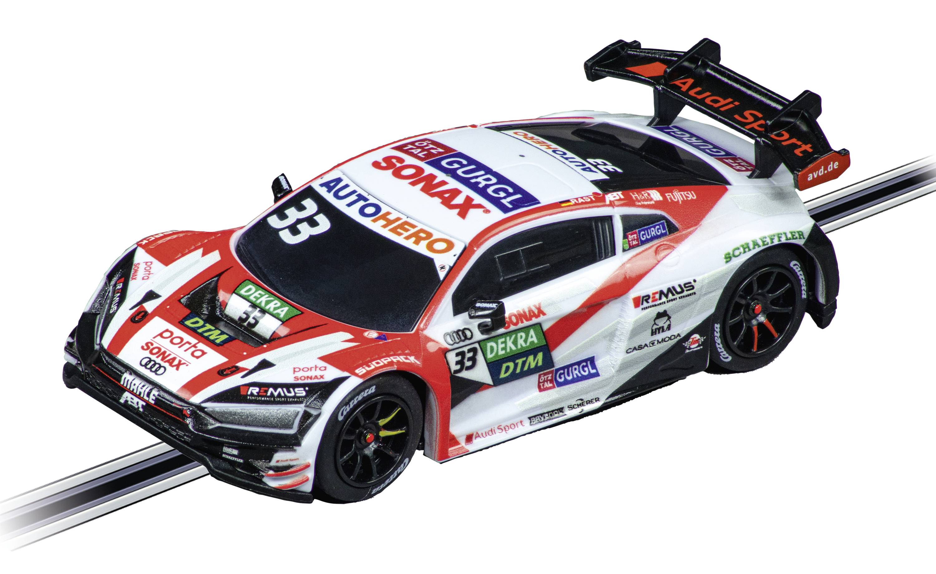 Voiture de course de jouet au design rouge et blanc avec logos de sponsors, roulant sur un circuit de course miniature.