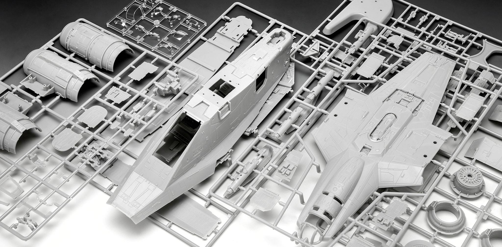 Kit d'un avion-modèle en plastique, montrant les différentes pièces comme le fuselage et les ailes sur des supports de grille, prêt à être assemblé.