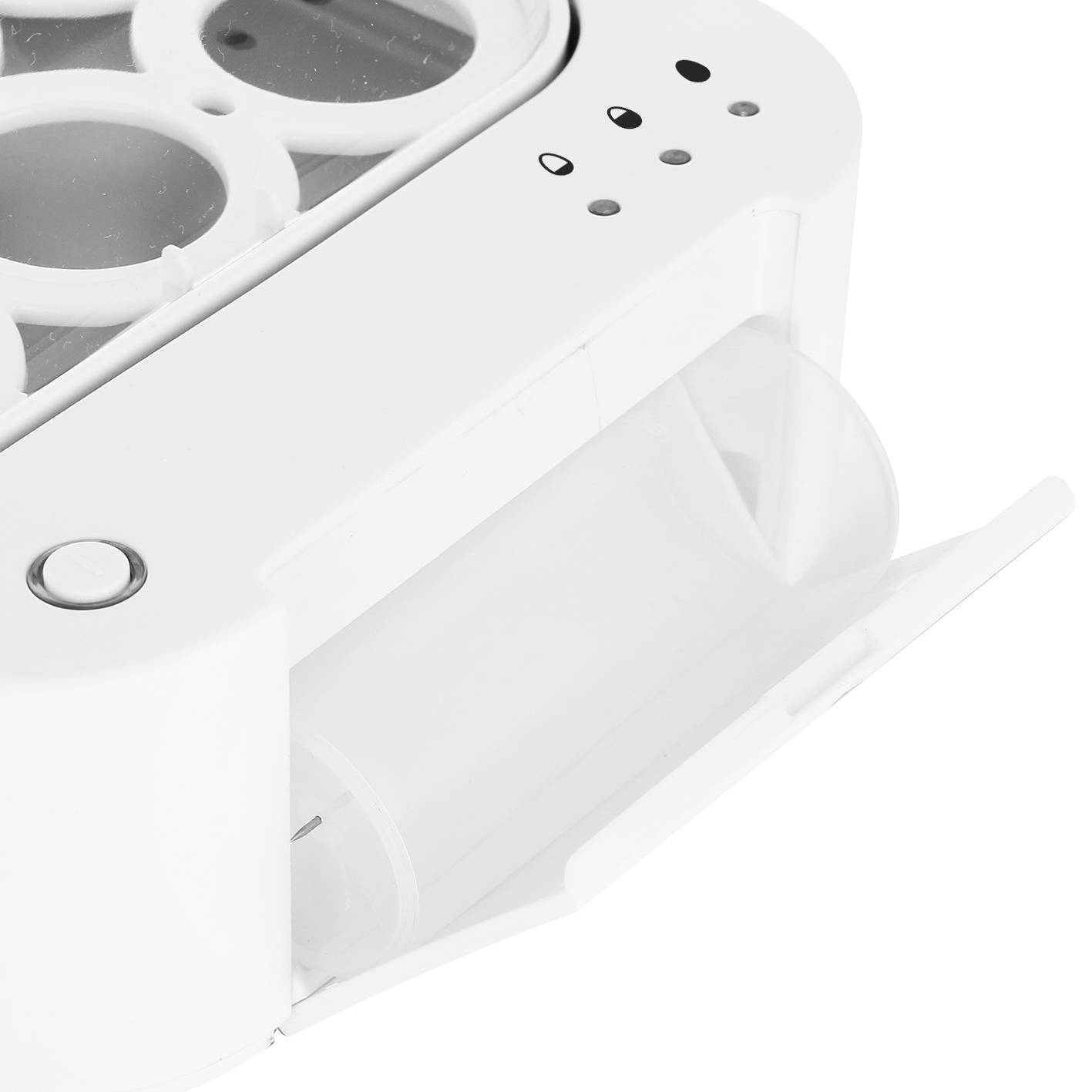 Un appareil électroménager blanc avec une ouverture ronde et un couvercle. Il semble s'agir d'un récipient ou d'une machine, probablement destiné aux aliments.