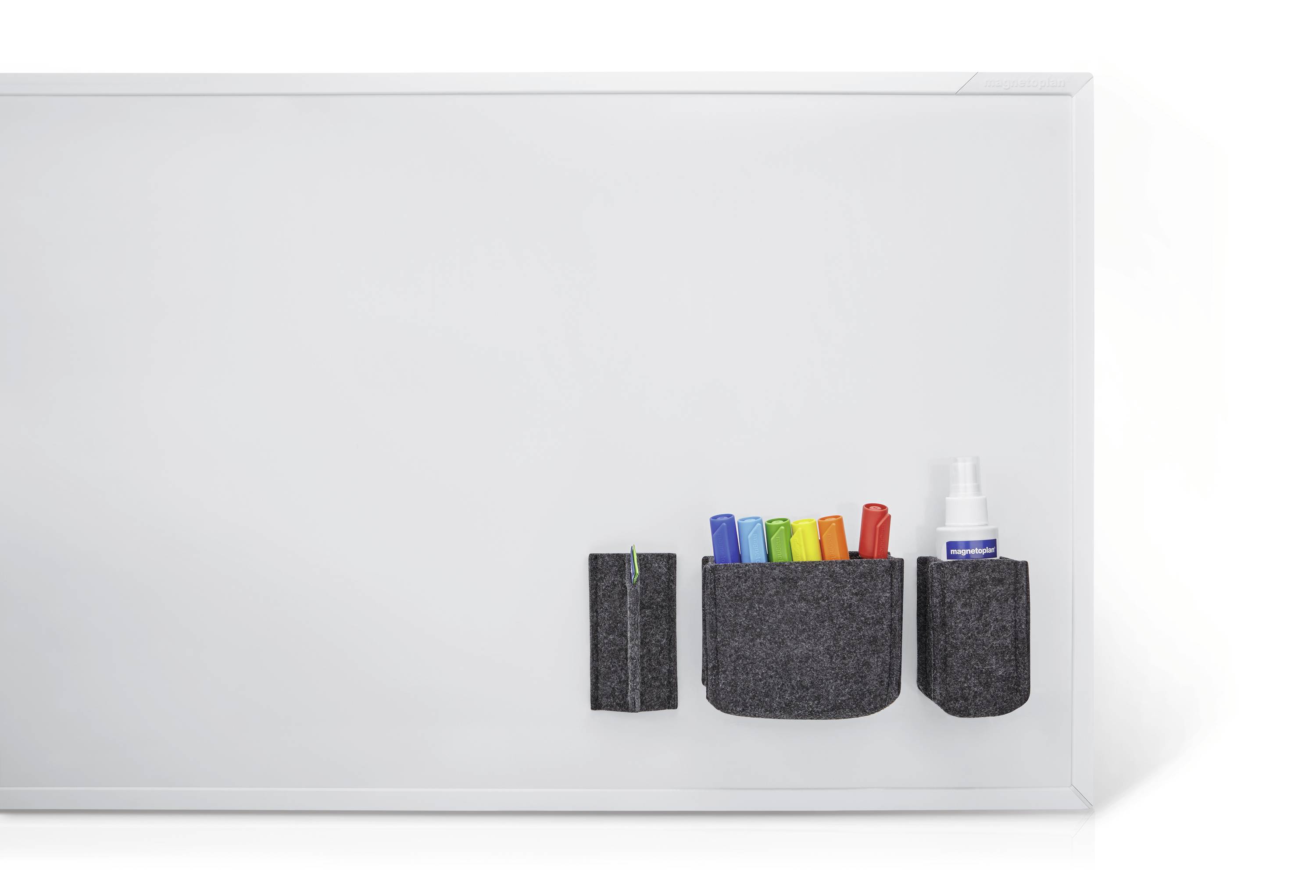 Un tableau blanc avec différents marqueurs colorés, une éponge et un vaporisateur fixés dans des supports sur le côté.