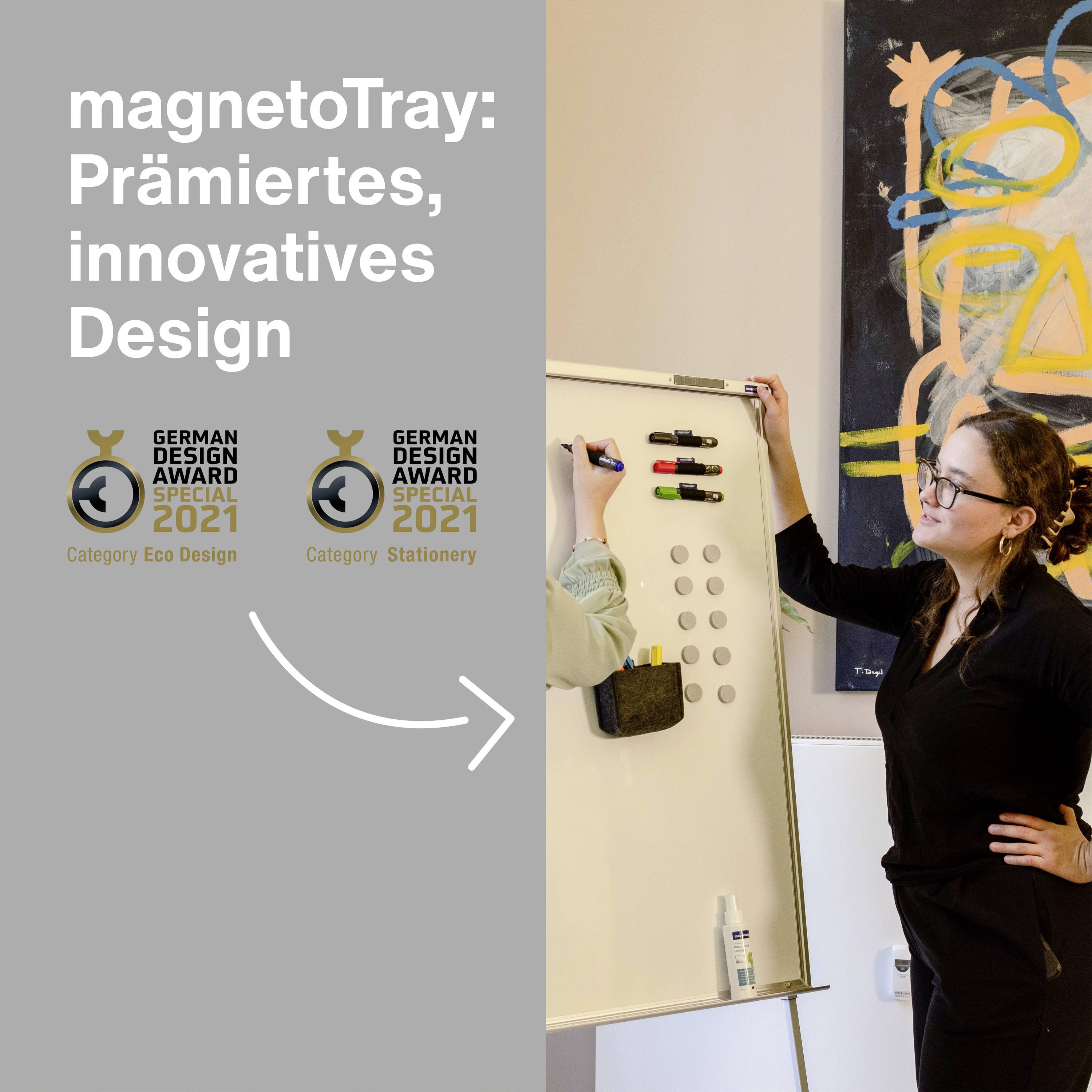 Deux femmes interagissent avec un organisateur de tableau blanc magnétique. Texte : 