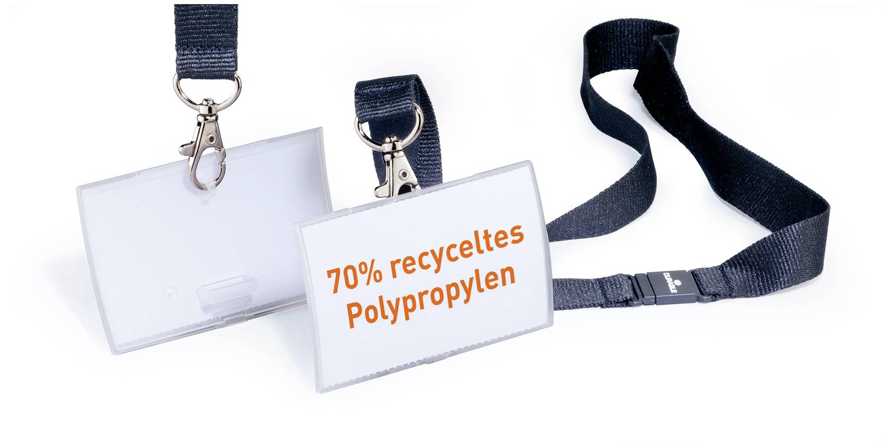 Deux badges nominatifs blancs en polypropylène recyclé à 70%, munis de cordons noirs et de pinces métalliques.