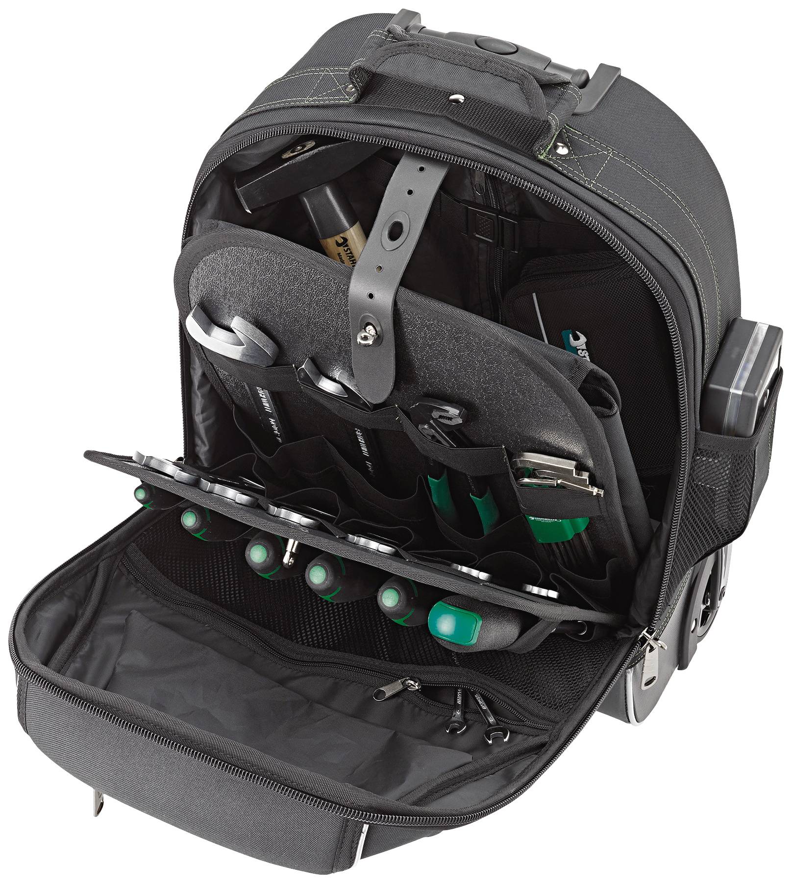 Un sac à dos noir ouvert montre divers outils organisés dans des compartiments. Le sac à dos est debout et peut s'ouvrir complètement.
