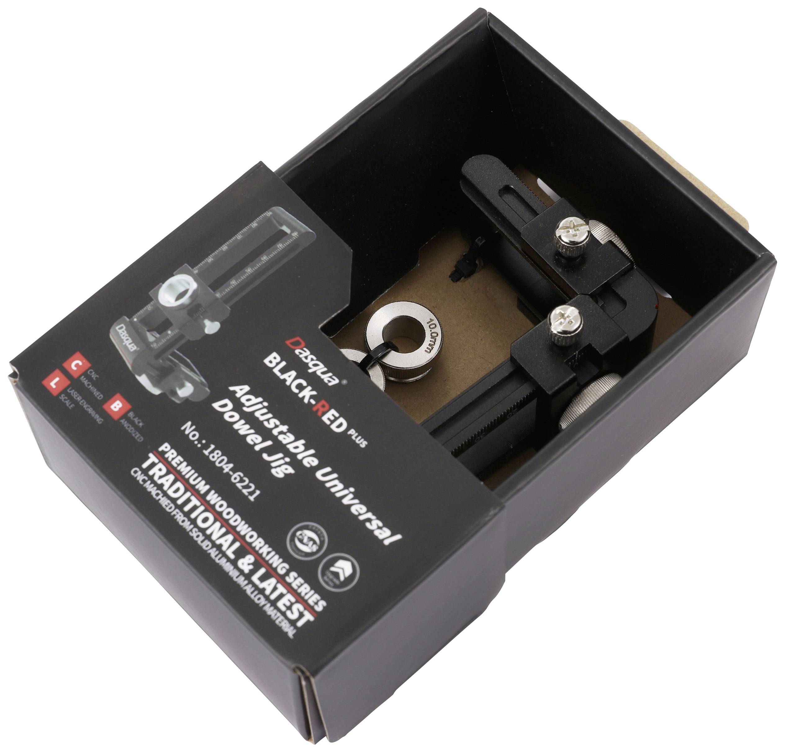 Un compas universel noir et réglable dans son carton ouvert. Sur l'emballage, on peut lire « Adjustable Universal Double Jaws » et « Traditional & Latest ».