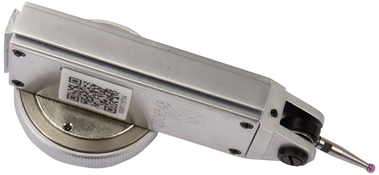 Un appareil argenté permettant de mesurer avec précision des objets techniques, probablement un clinomètre ou un inclinomètre.