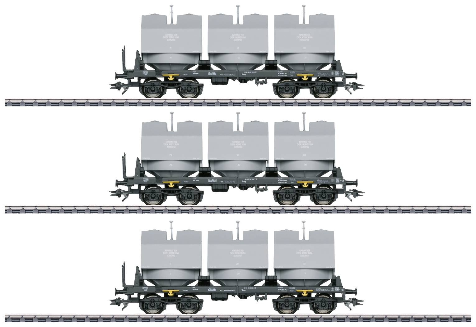 Trois wagons de train sont empilés les uns sur les autres, sur des rails. Chaque wagon est gris et a une forme rectangulaire identique.