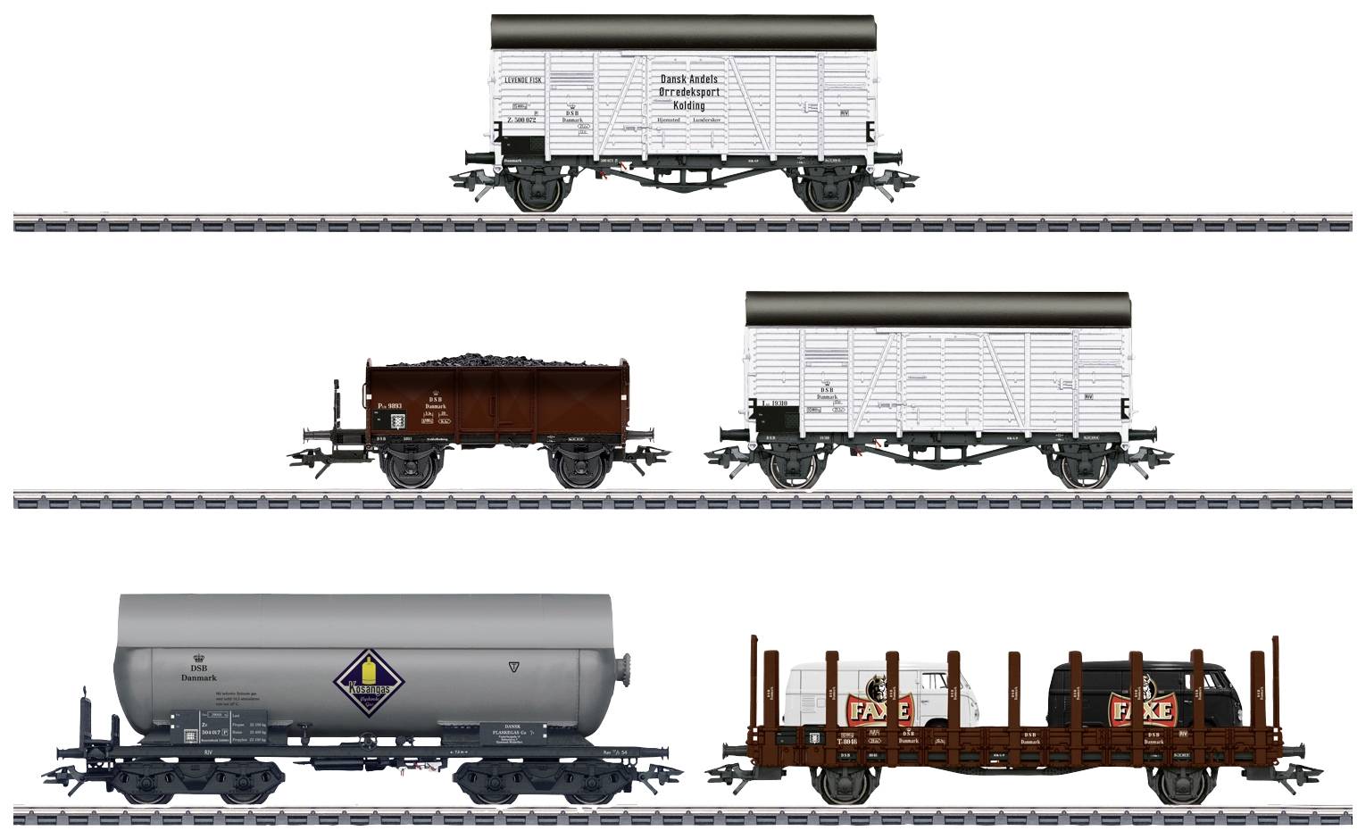 Quatre wagons de train miniature : deux wagons de marchandises, un wagon-citerne et un wagon plat chargé de fûts et de caisses, sur des voies parallèles.