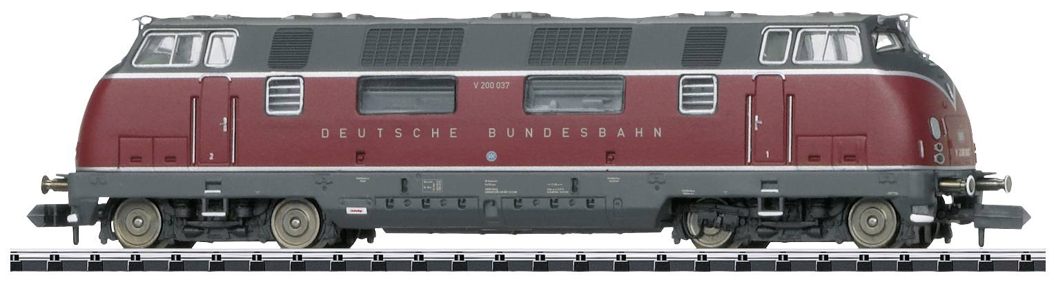 Une locomotive rouge de la Deutsche Bundesbahn avec des accents gris et noirs est représentée, stationnée sur une voie ferrée.