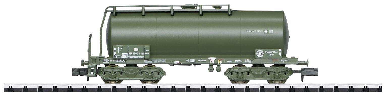 Un wagon de marchandises vert pour liquides sur une voie ferrée, avec des inscriptions et des détails techniques visibles.