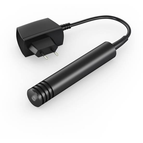 Lampe de poche noire avec chargeur. Lampe de poche cylindrique, câble de connexion relié à un adaptateur secteur bipolaire.