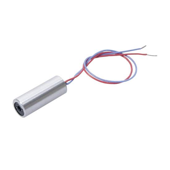 Électroaimant cylindrique avec deux câbles connectés, l'un rouge, l'autre bleu. L'aimant est brillant et métallique.