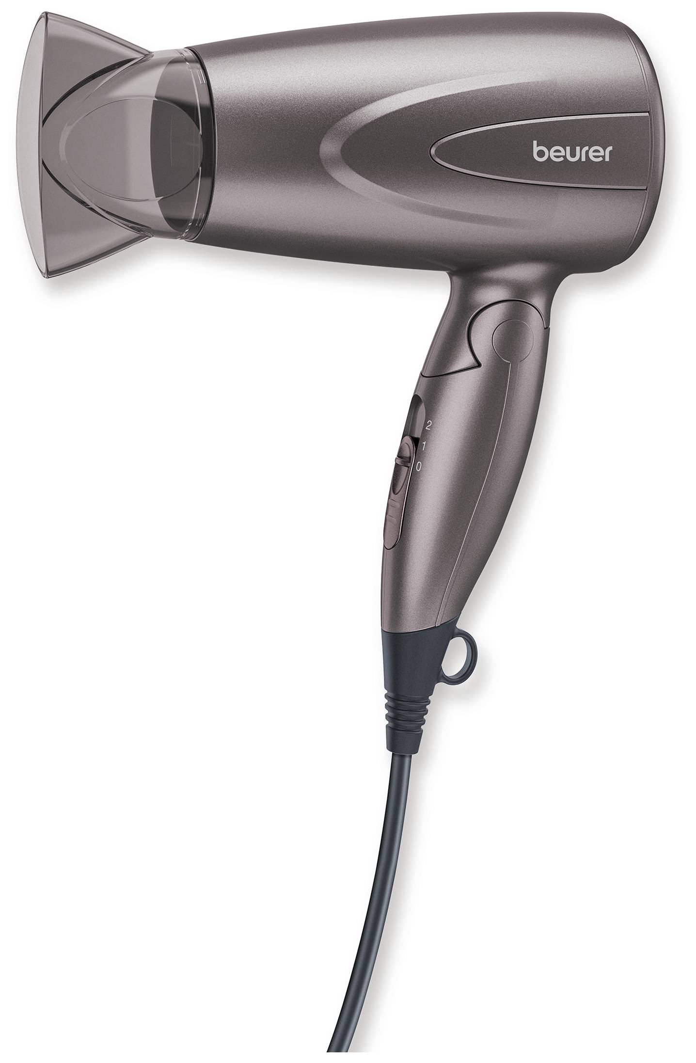 Un sèche-cheveux marron de la marque Beurer avec un embout amovible. Le câble secteur est visible en bas.