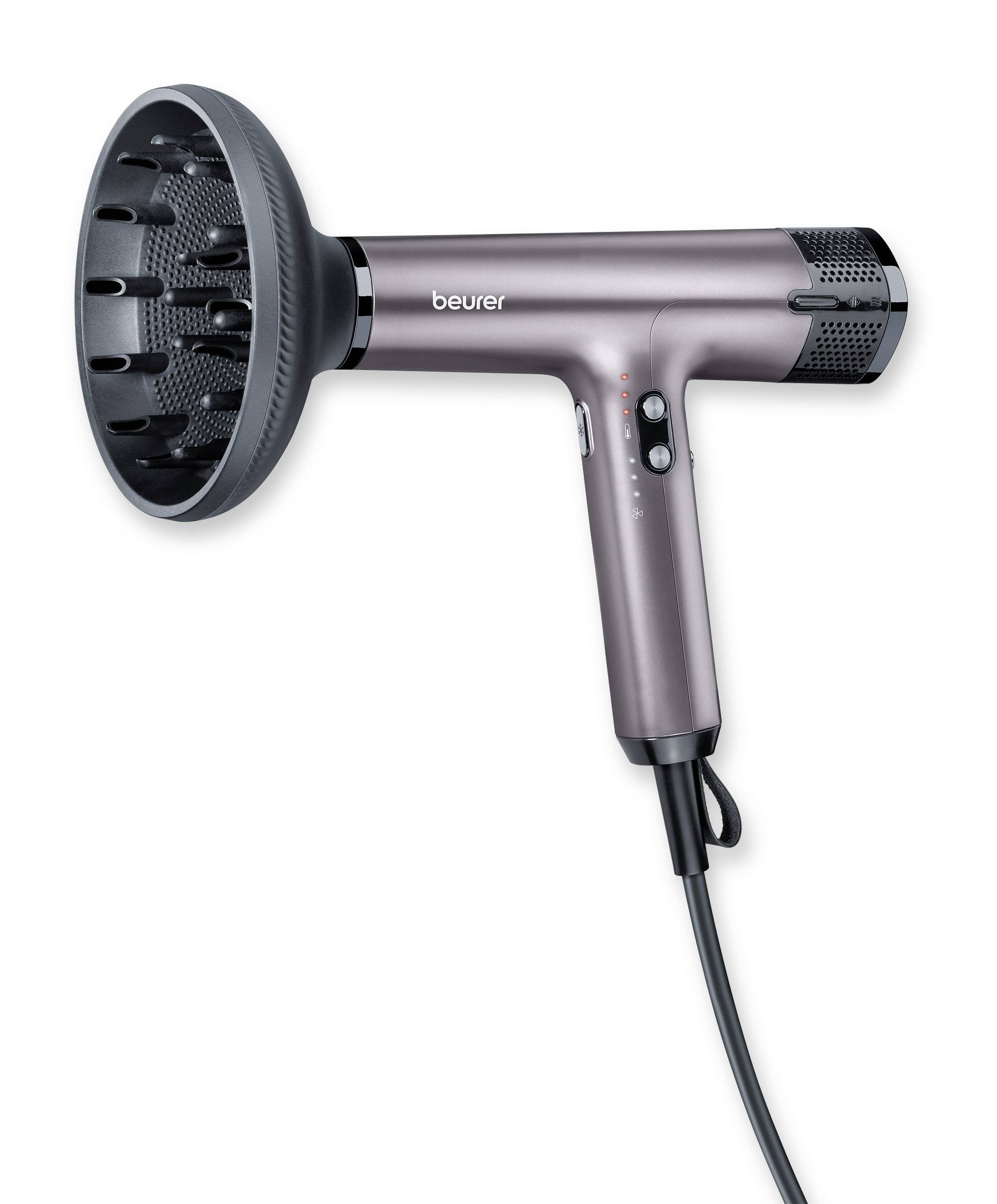 Un sèche-cheveux gris avec un diffuseur, portant la marque 'beurer' visible, présente un design moderne avec le cordon de raccordement situé sur la face inférieure.