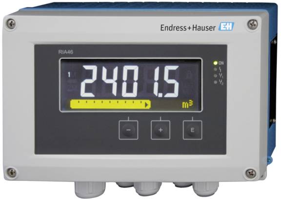 Un appareil de mesure numérique d'Endress+Hauser affiche la valeur '240,15' en mètres cubes.