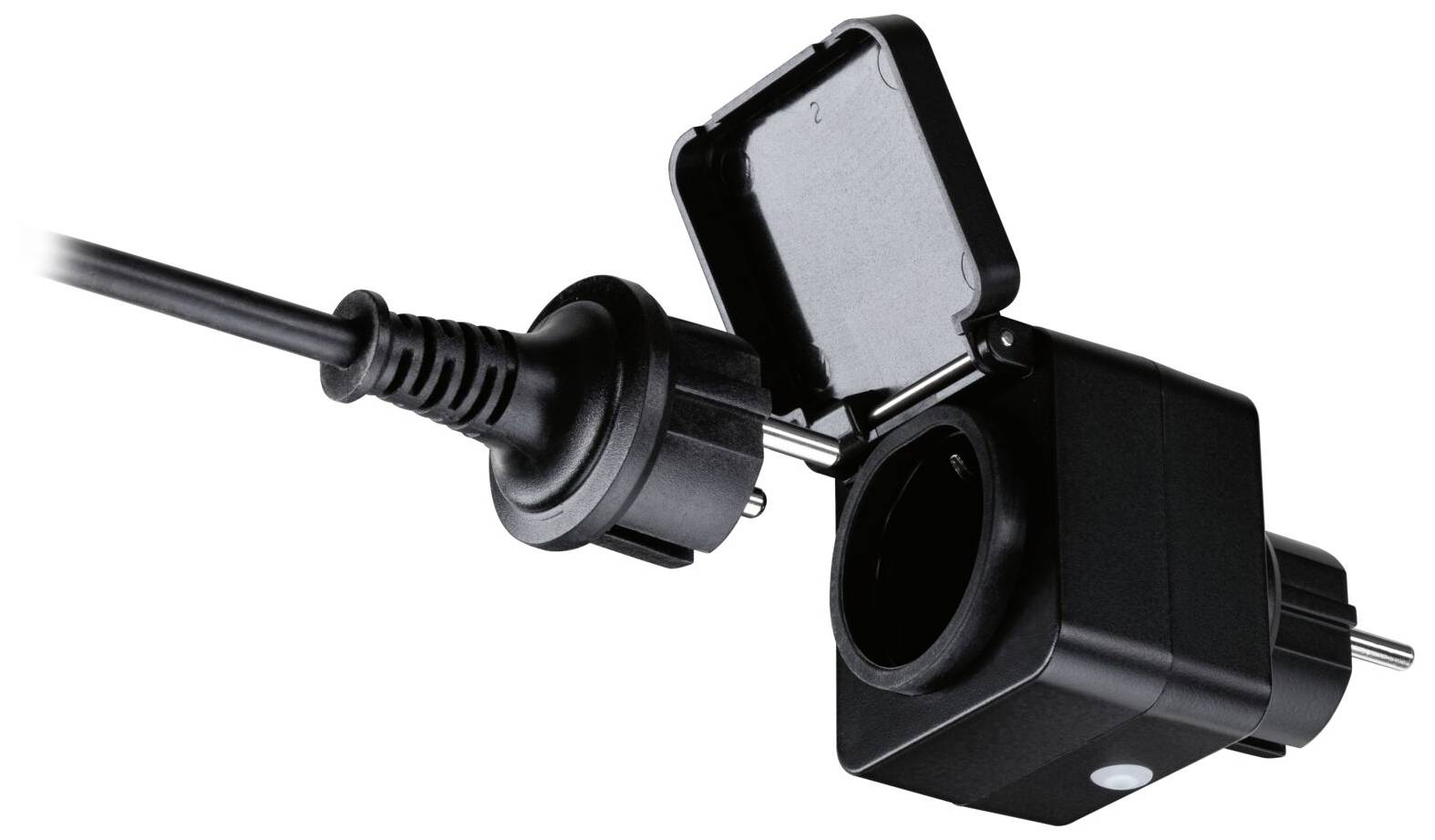 Une prise femelle noire avec un couvercle ouvert est visible. Une fiche électrique est enfoncée à moitié.