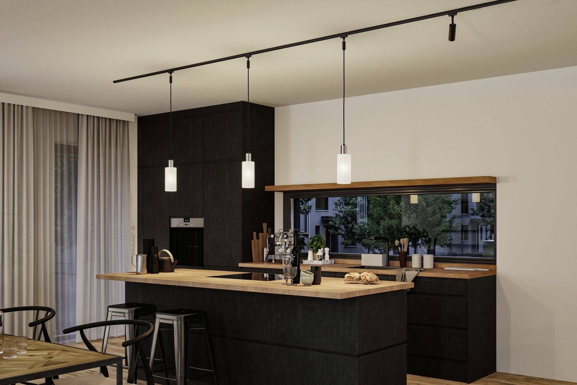 Cuisine moderne avec îlot, tabourets hauts et lampes suspendues. Placards sombres, grandes fenêtres avec rideaux, ambiance lumineuse et ouverte.