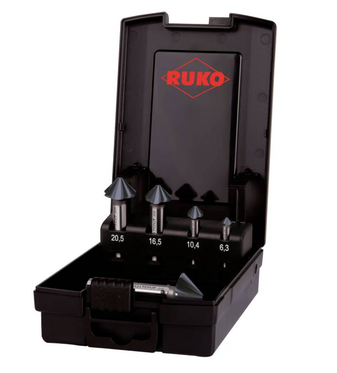 'Ensemble d'outils de coupe dans un coffret noir ouvert, composé de quatre fraises à chanfreiner de différentes tailles, disposées verticalement sur des supports.'