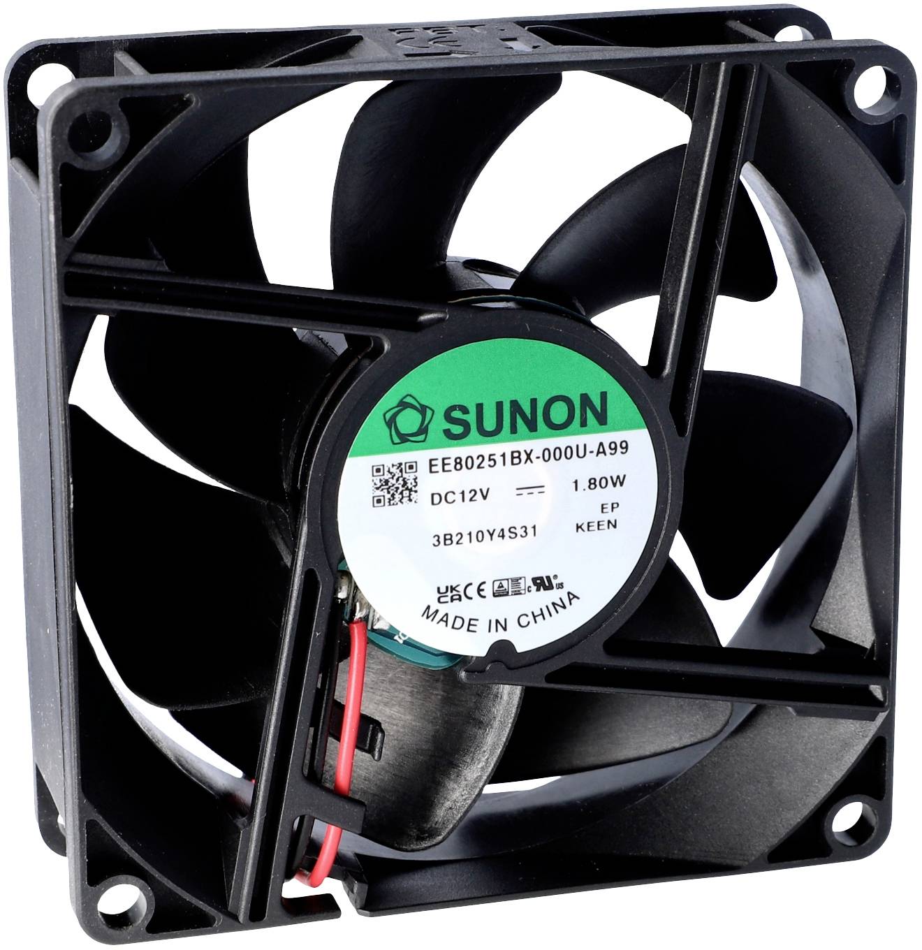 Un ventilateur d'ordinateur noir portant une étiquette indiquant des détails techniques tels que la tension (12V) et la puissance (1,80W). Fabriqué en Chine.