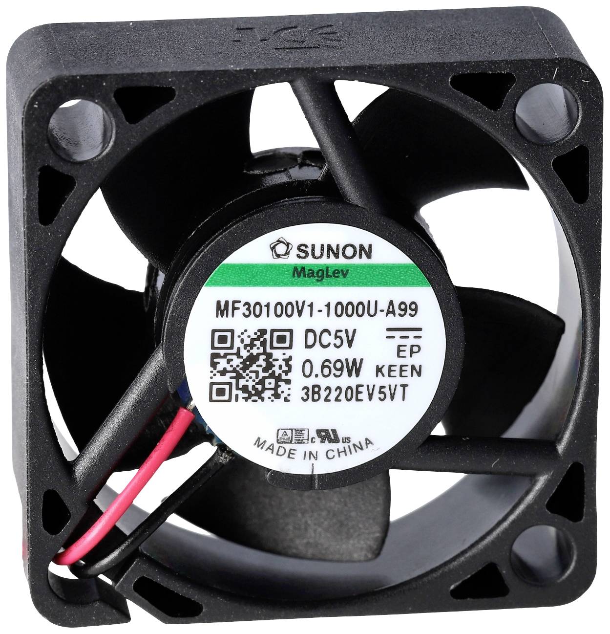 Un petit ventilateur carré avec un boîtier en plastique. Sur l'autocollant figurent des informations sur le modèle, la tension (DC5V) et le pays de fabrication (Chine).