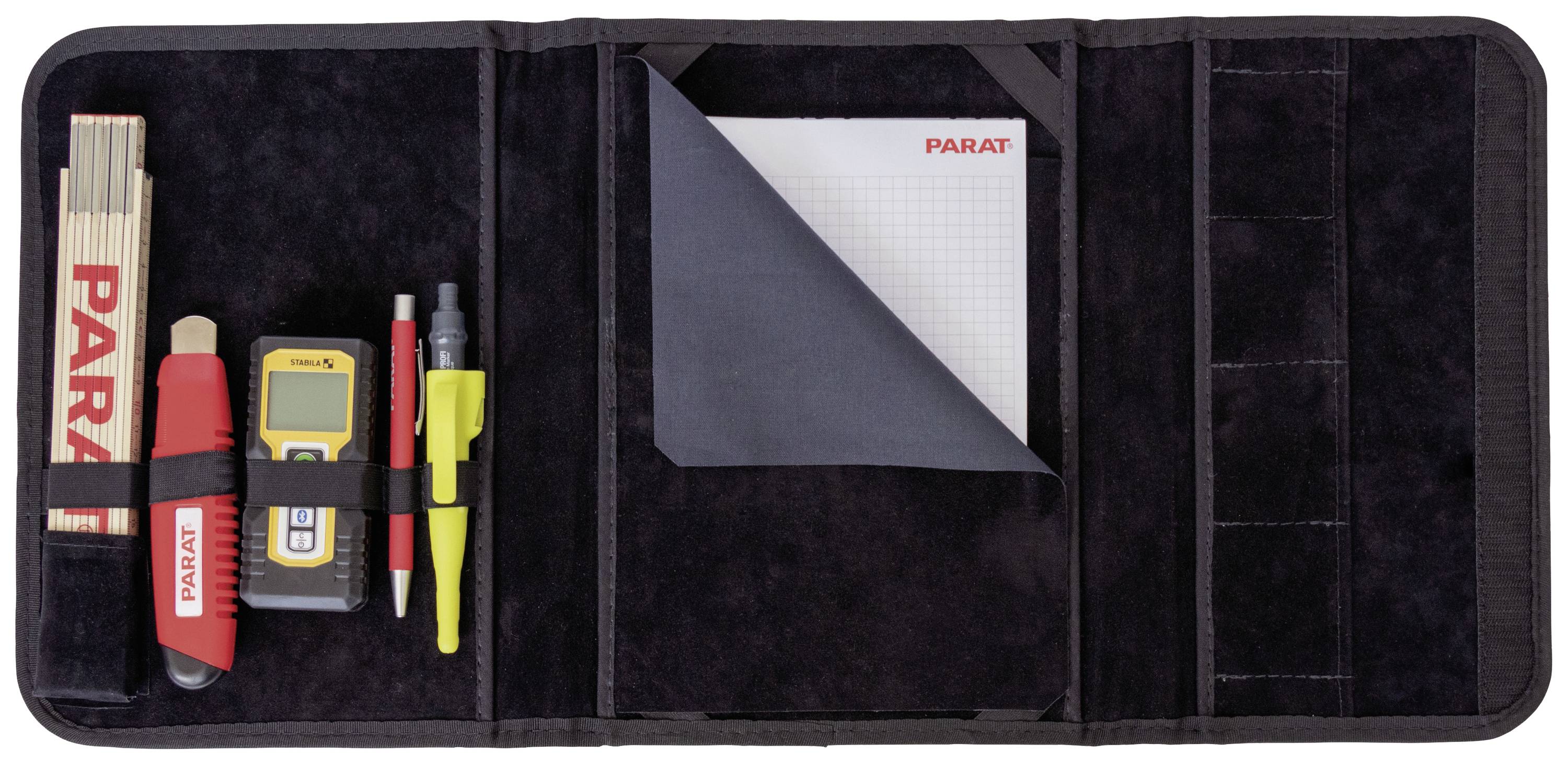 Un sac à outils ouvert contenant un mètre ruban, une lampe de poche, un stylo, un couteau et un bloc-notes.