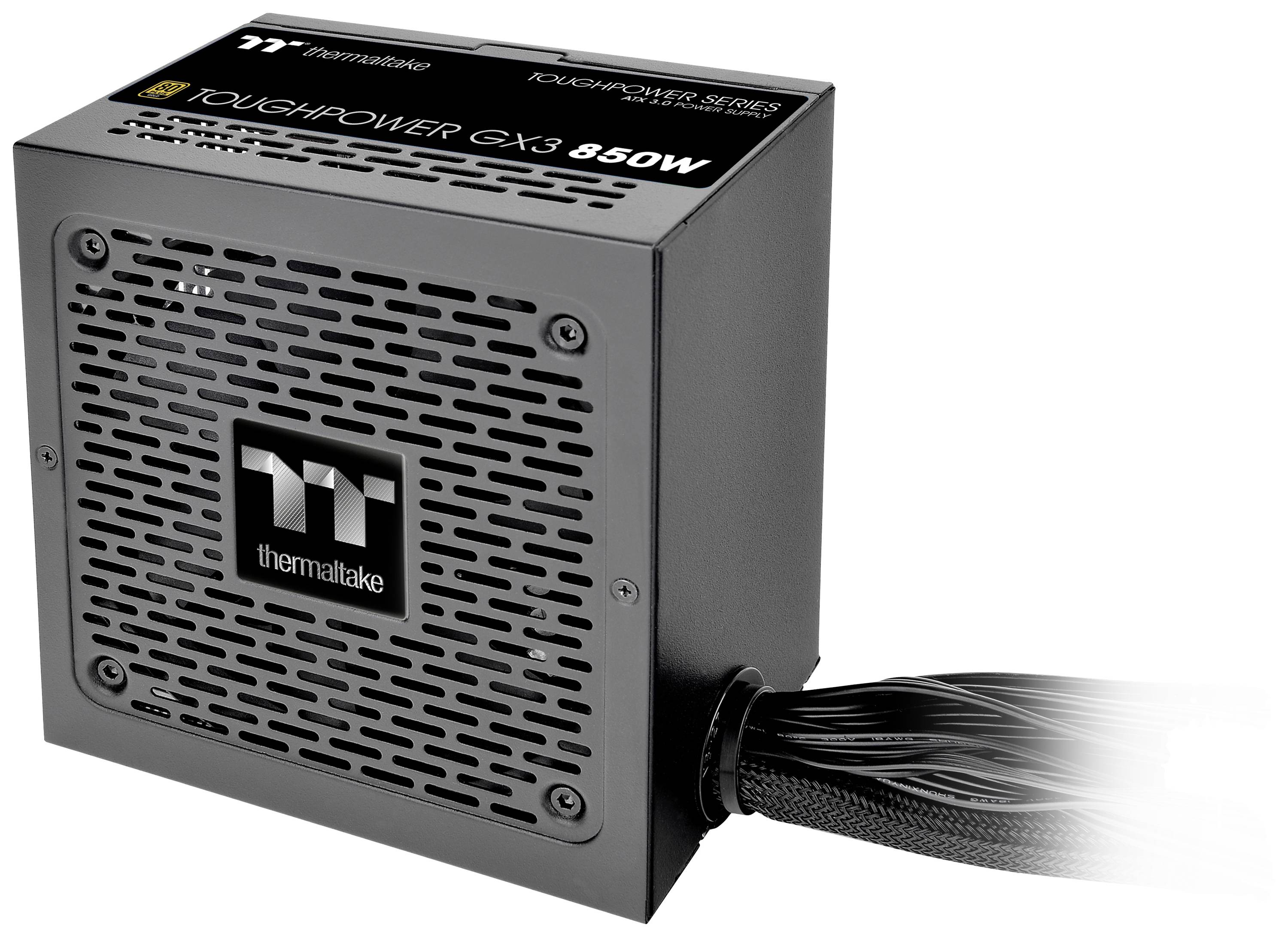 Un bloc d'alimentation noir avec l'étiquette « Toughpower GX3 850W » ; à l'avant, une grille de ventilation avec le logo de la marque, à droite un faisceau de câbles.